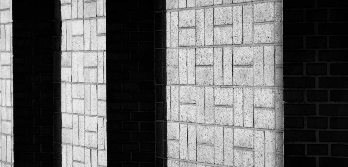 Mariya-Boyanova-Fotografie-abstrakte-Räume-Wand-Schatten schwarz weiß