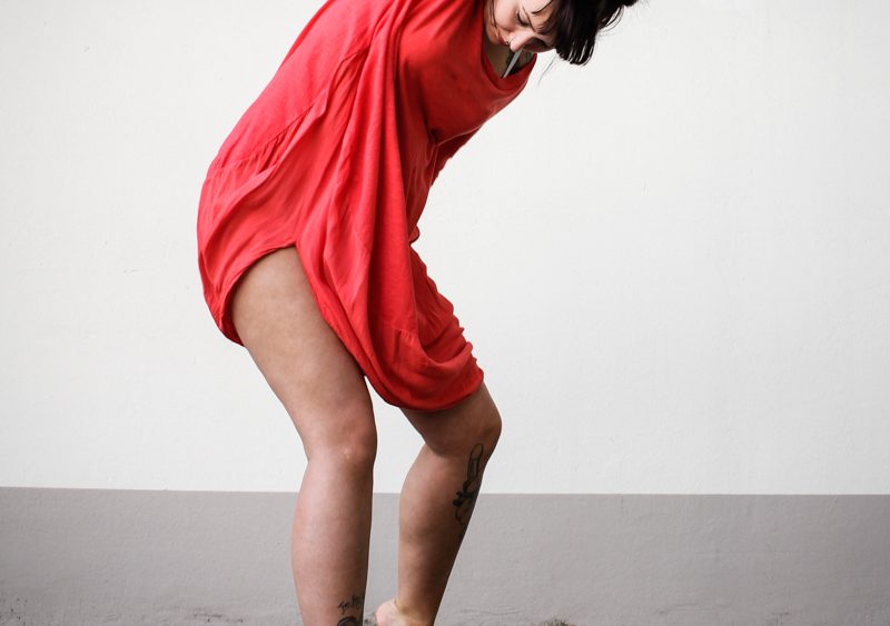 Mariya Boyanova Dance Photography Dance Impro Berlin orange Innenhof Graffity