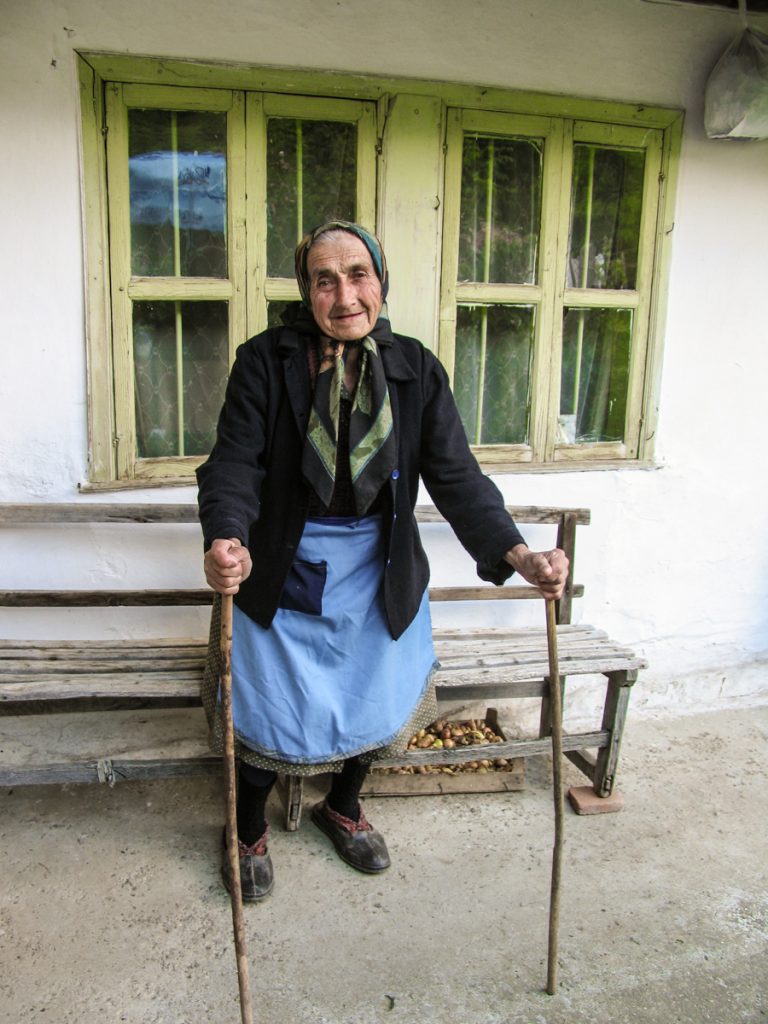 Mariya Boyanova Fotografie Foto-Essay aus einem Balkandorf Portarit Oma